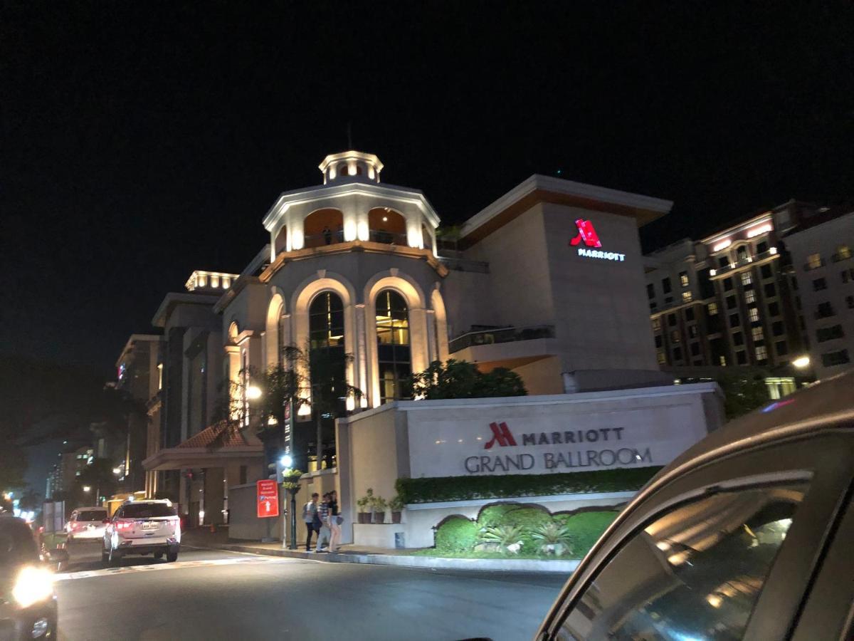 Robles' Unit At 81 Newport Boulevard Manila Exterior foto