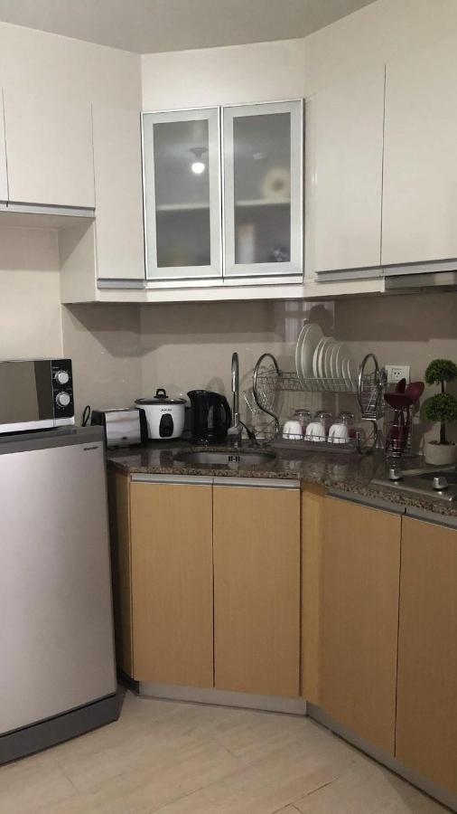 Robles' Unit At 81 Newport Boulevard Manila Exterior foto
